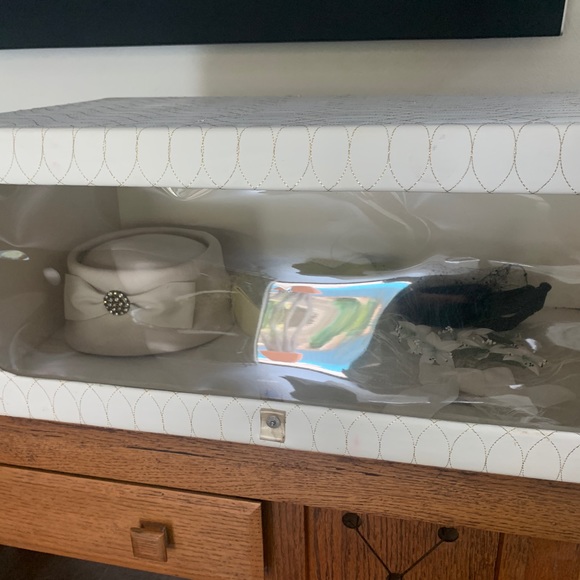 Vintage hat display case    White    Great condition